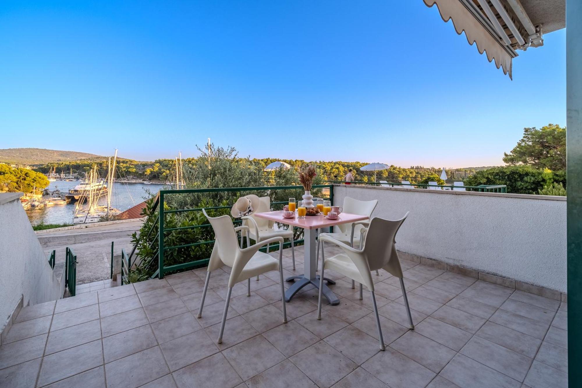 Apartment Milna - With Swimming Pool & Amazing Seaviews, Above Bijaka Beach Εξωτερικό φωτογραφία