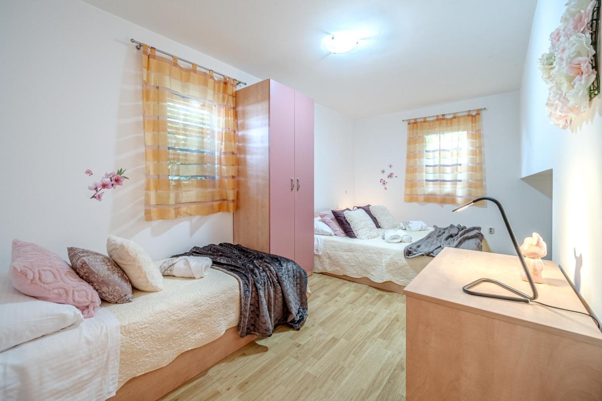 Apartment Milna - With Swimming Pool & Amazing Seaviews, Above Bijaka Beach Εξωτερικό φωτογραφία
