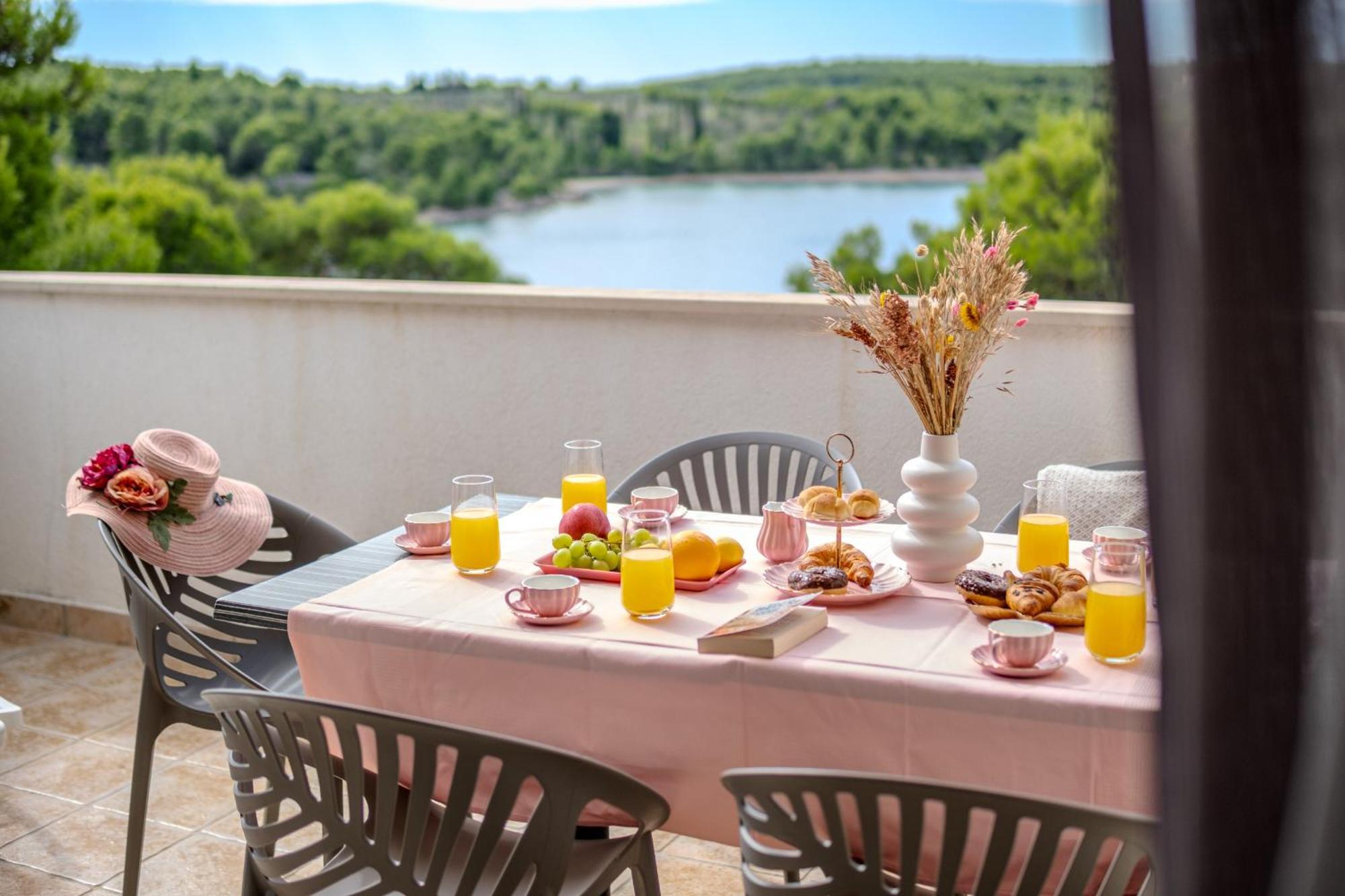 Apartment Milna - With Swimming Pool & Amazing Seaviews, Above Bijaka Beach Εξωτερικό φωτογραφία