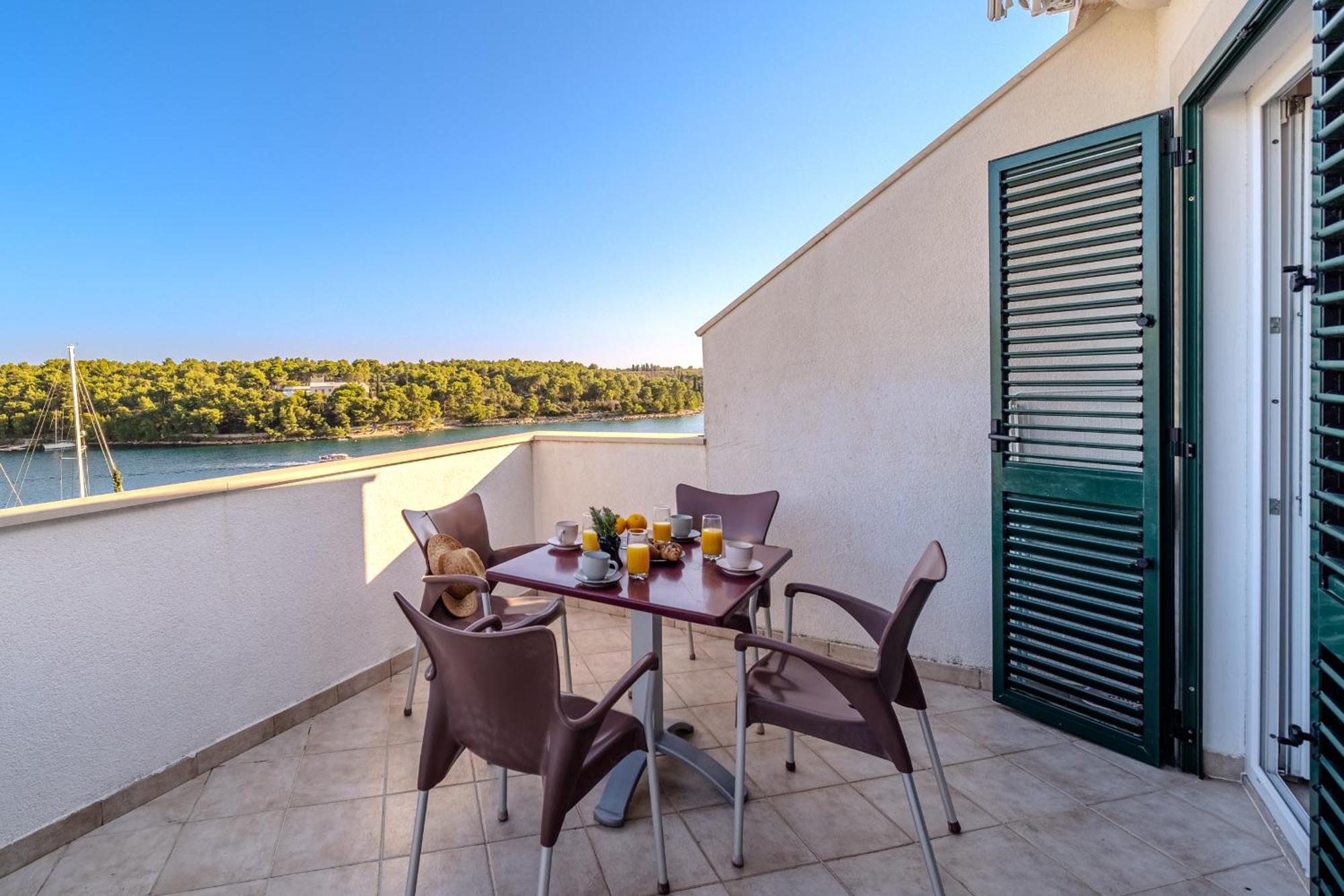 Apartment Milna - With Swimming Pool & Amazing Seaviews, Above Bijaka Beach Εξωτερικό φωτογραφία