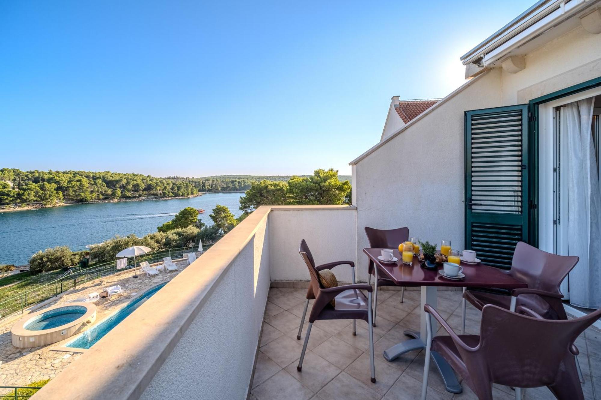 Apartment Milna - With Swimming Pool & Amazing Seaviews, Above Bijaka Beach Εξωτερικό φωτογραφία